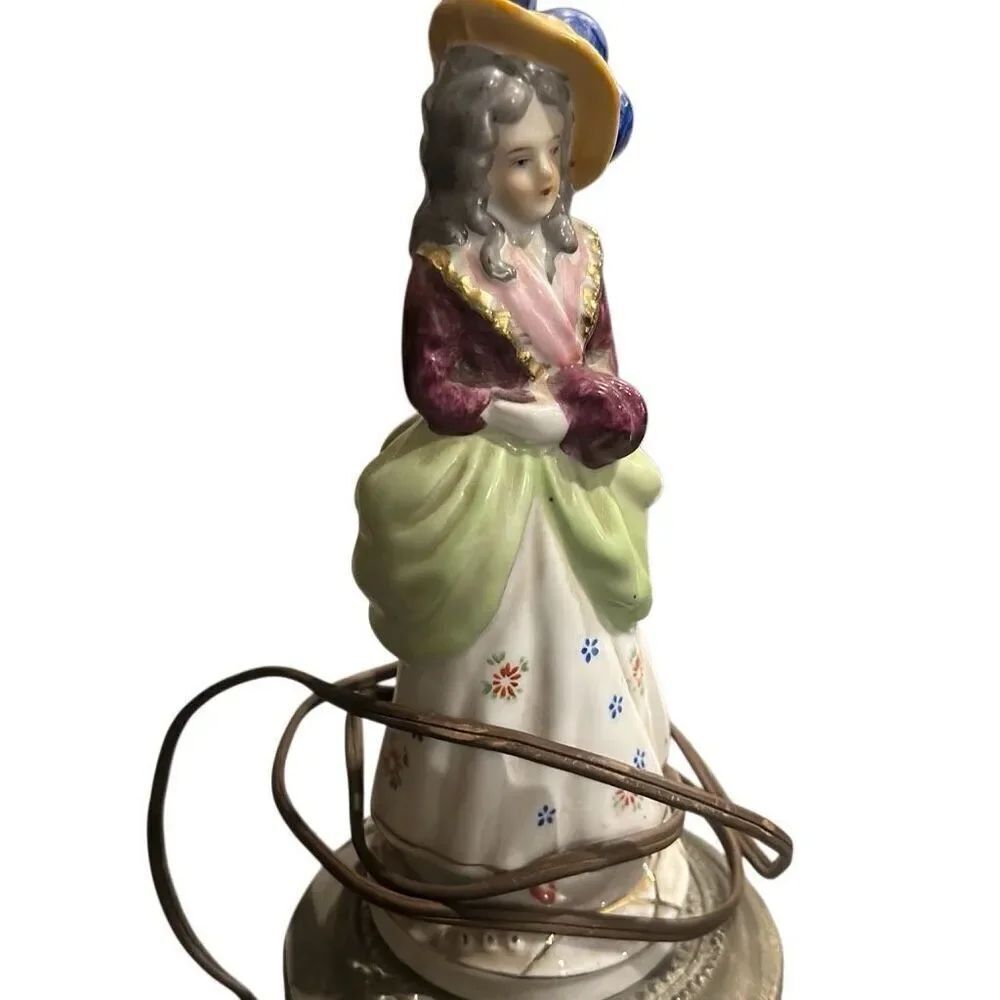 Working female Colonial Figure Porcelain Lamp, Home Decor, Colonial Decor vintag